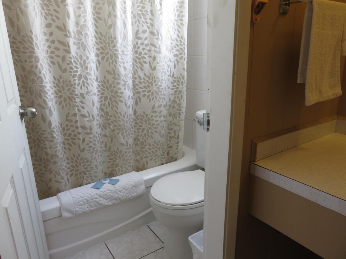 Flamingo Motel Пентіктон Екстер'єр фото