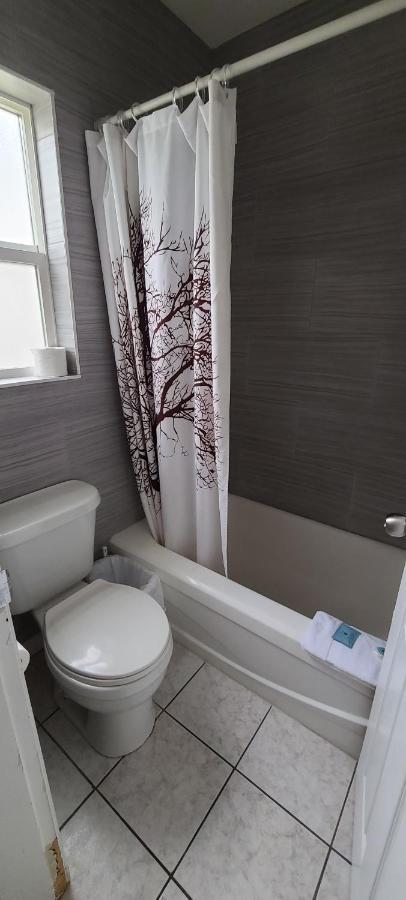 Flamingo Motel Пентіктон Екстер'єр фото