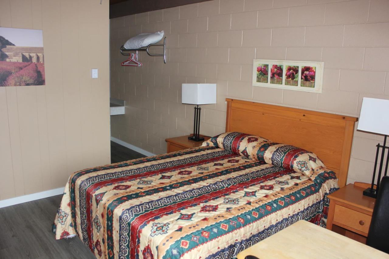 Flamingo Motel Пентіктон Екстер'єр фото