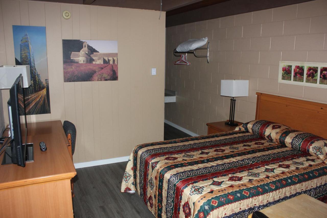 Flamingo Motel Пентіктон Екстер'єр фото