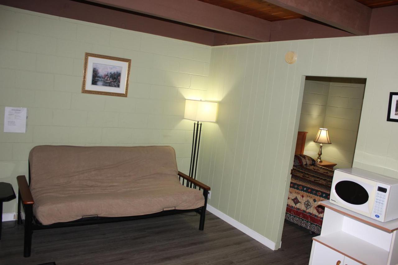 Flamingo Motel Пентіктон Екстер'єр фото