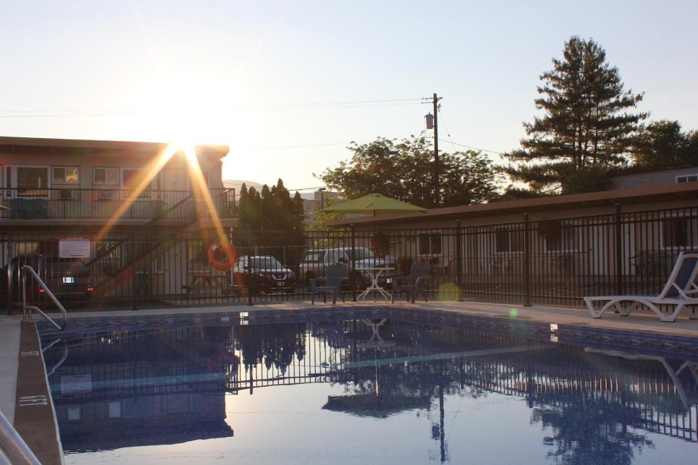 Flamingo Motel Пентіктон Екстер'єр фото