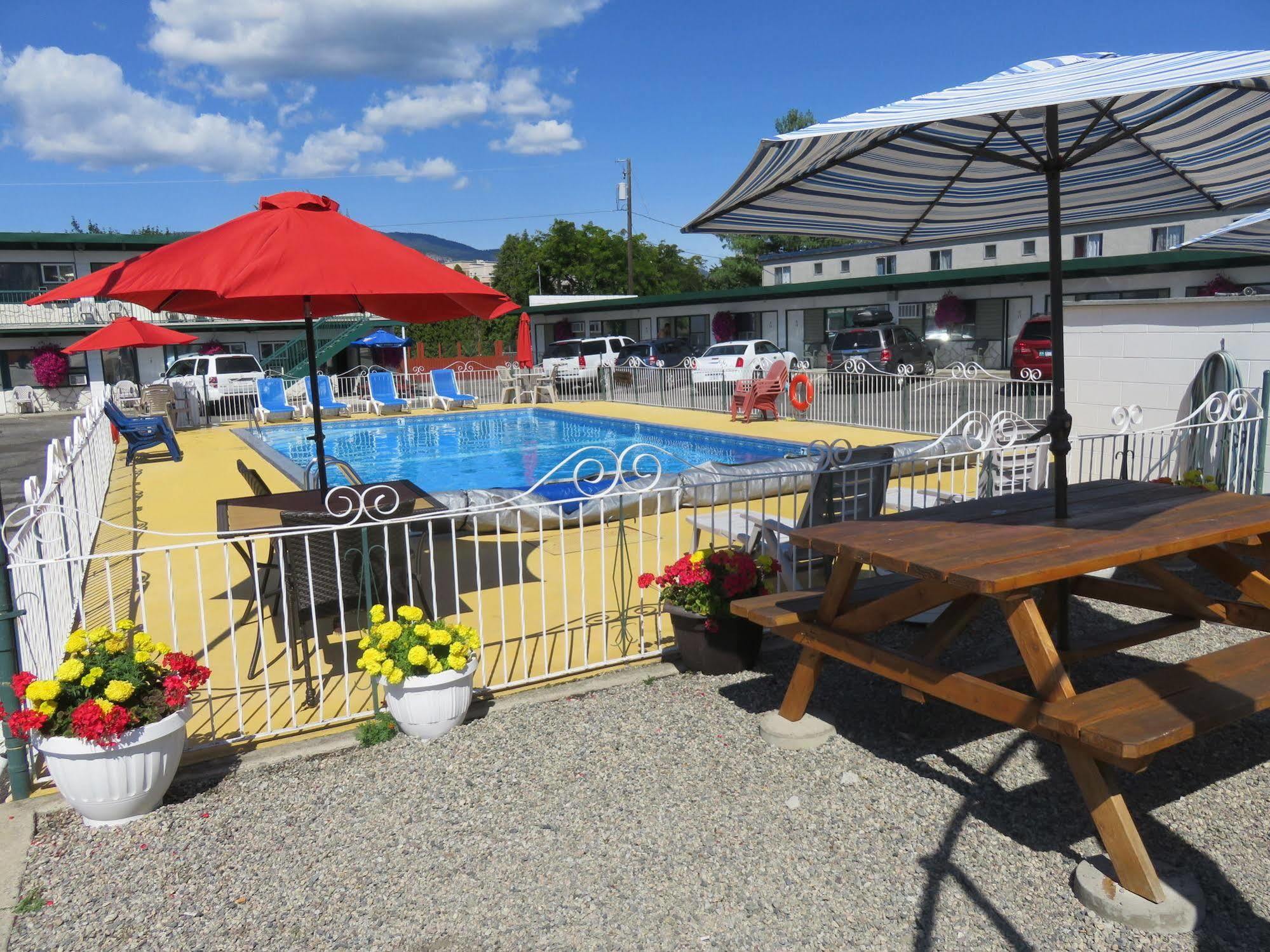 Flamingo Motel Пентіктон Екстер'єр фото