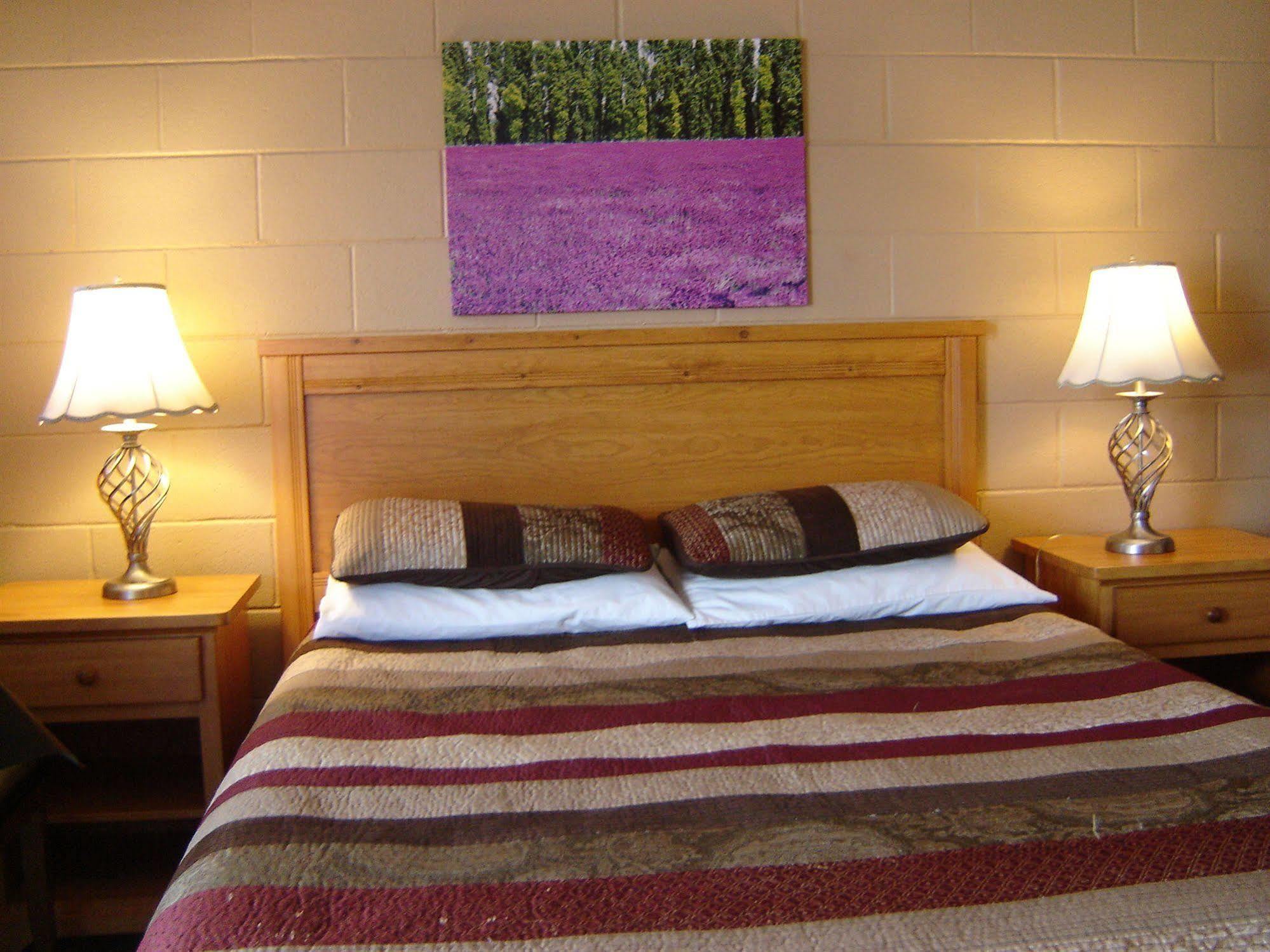 Flamingo Motel Пентіктон Екстер'єр фото