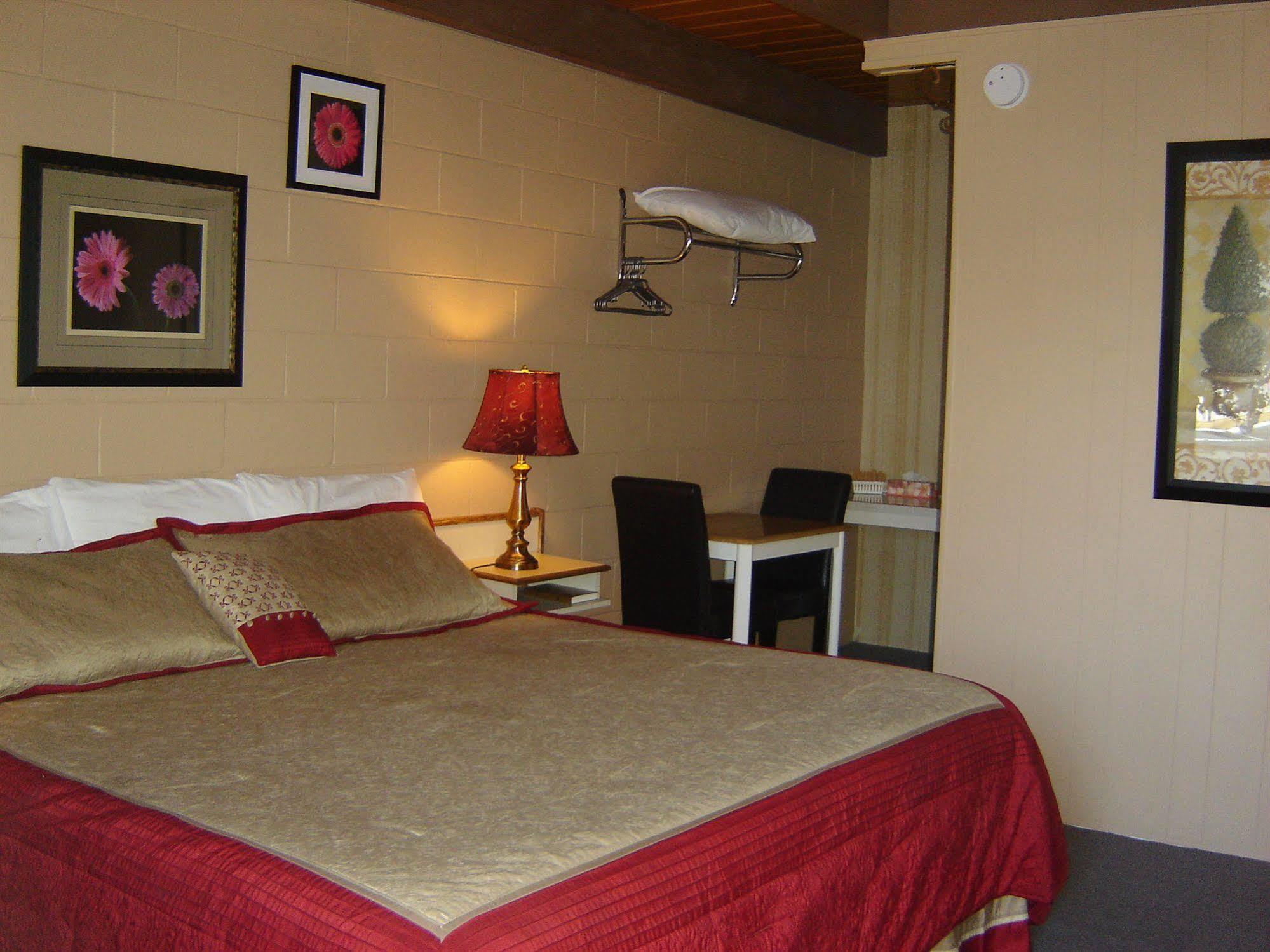 Flamingo Motel Пентіктон Екстер'єр фото