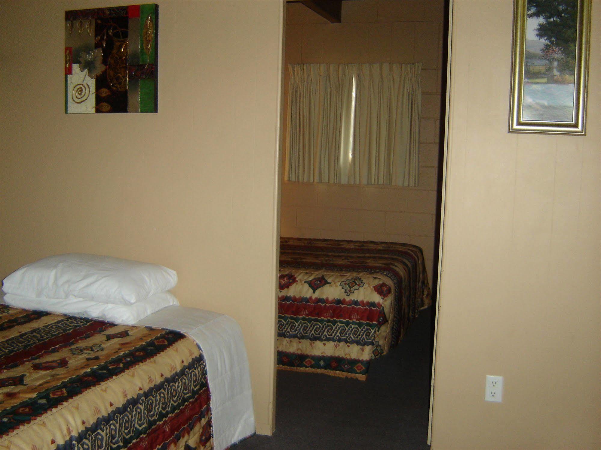 Flamingo Motel Пентіктон Екстер'єр фото