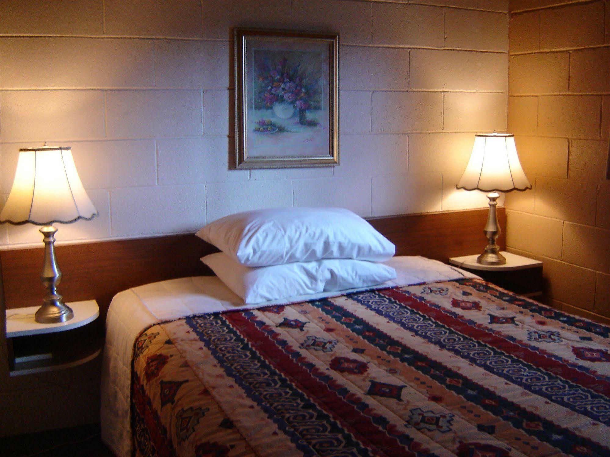 Flamingo Motel Пентіктон Екстер'єр фото