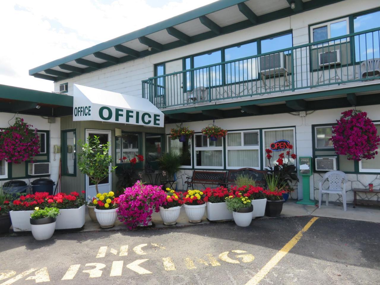 Flamingo Motel Пентіктон Екстер'єр фото